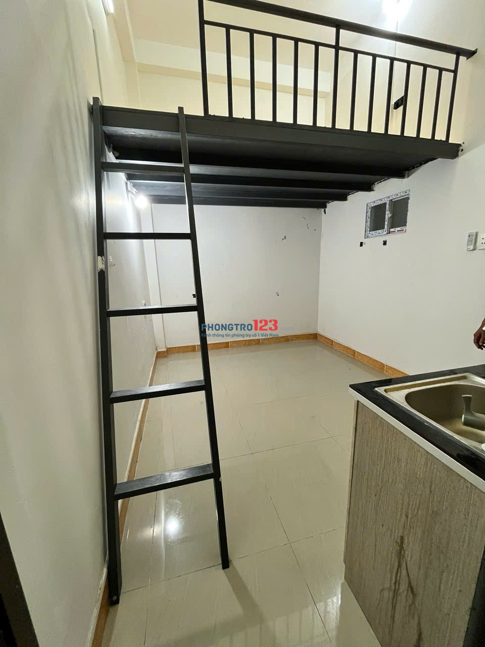 Cần cho thuê phòng gác cao, Gần Ngã Tư Tố Ký 3tr có máy lạnh