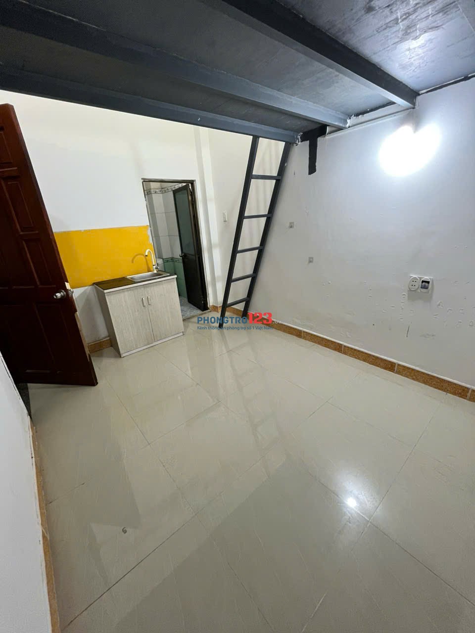 Cần cho thuê phòng gác cao, Gần Ngã Tư Tố Ký 3tr có máy lạnh
