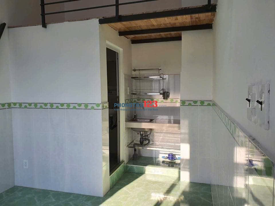 Phòng ban công chung - cửa sổ lớn thoáng mát - sát UFM sát Q.4