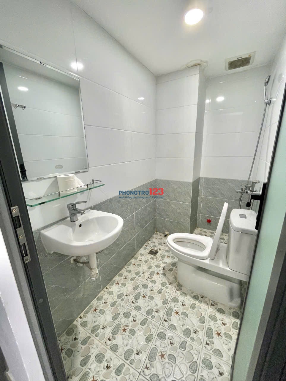 CHO THUÊ PHÒNG TRỌ QUẬN 10 CÓ BAN CÔNG THOÁNG, ĐẦY ĐỦ NỘI THẤT, GẦN ĐẠI HỌC HUFLIT
