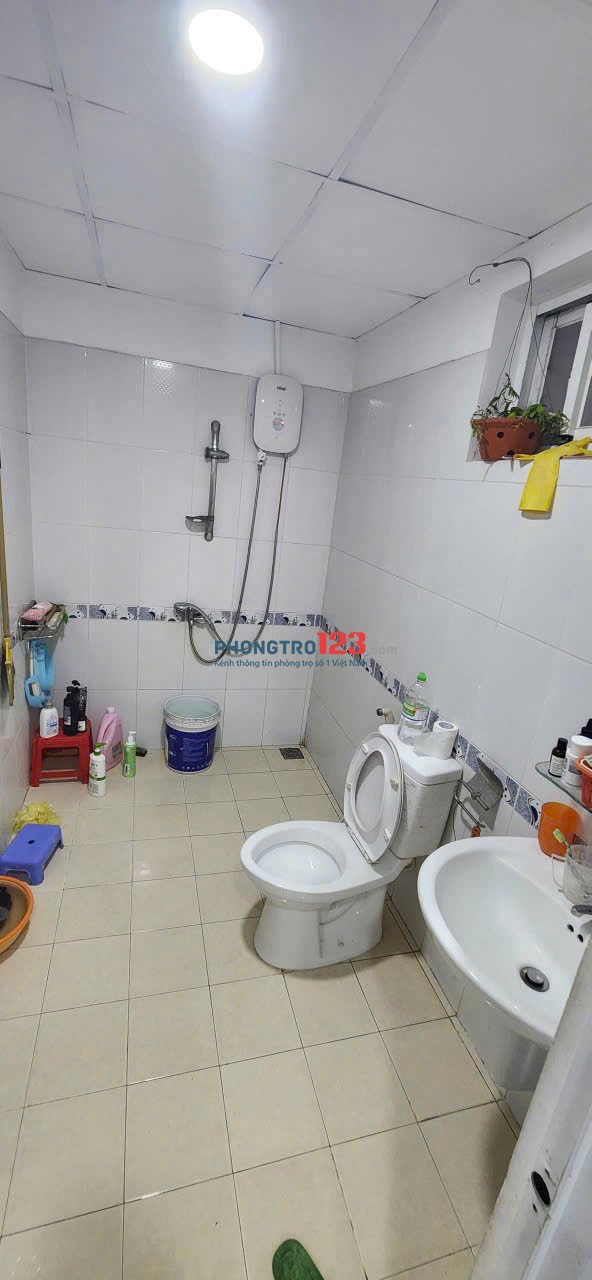 Chung cư B2 CMT8, P11, Quận 3: 2p ngủ, ban công, full nội thất, 10tr/tháng