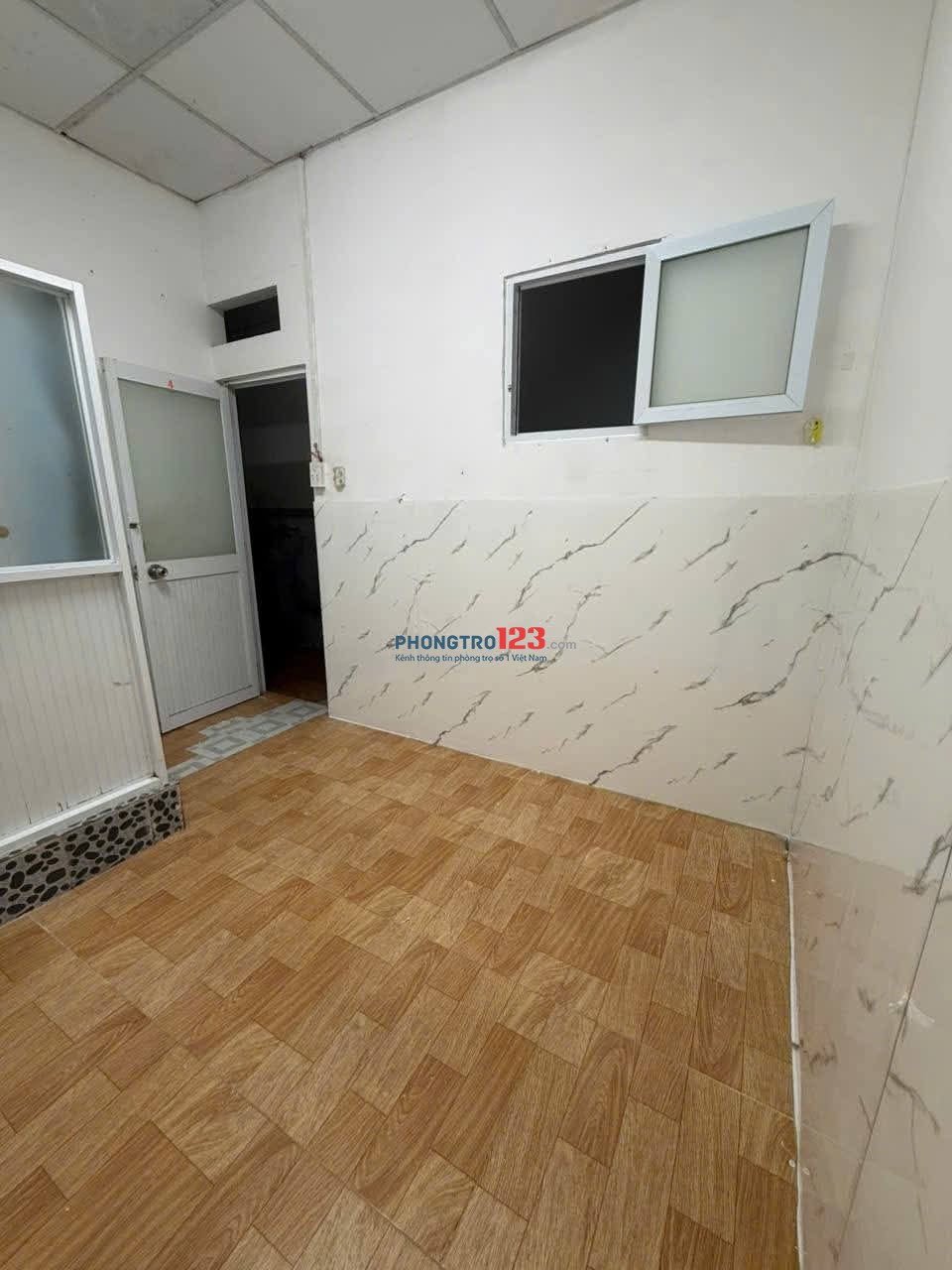 Phòng tầng trệt, tolet riêng, có cửa sổ, khu an ninh cao, mặt tiền đường, tiện đi lại các quận