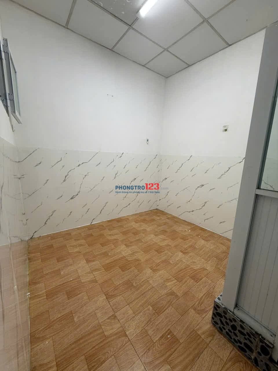 Phòng tầng trệt, tolet riêng, có cửa sổ, khu an ninh cao, mặt tiền đường, tiện đi lại các quận