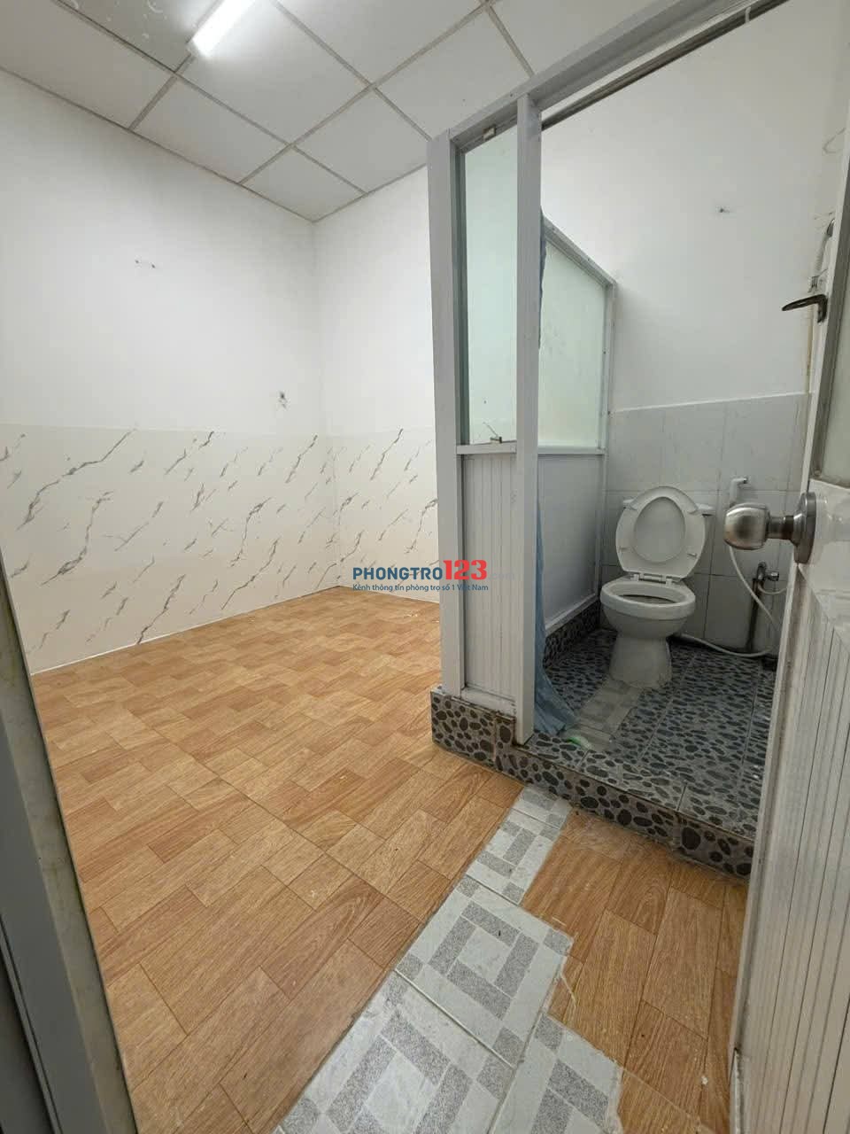 Phòng tầng trệt, tolet riêng, có cửa sổ, khu an ninh cao, mặt tiền đường, tiện đi lại các quận