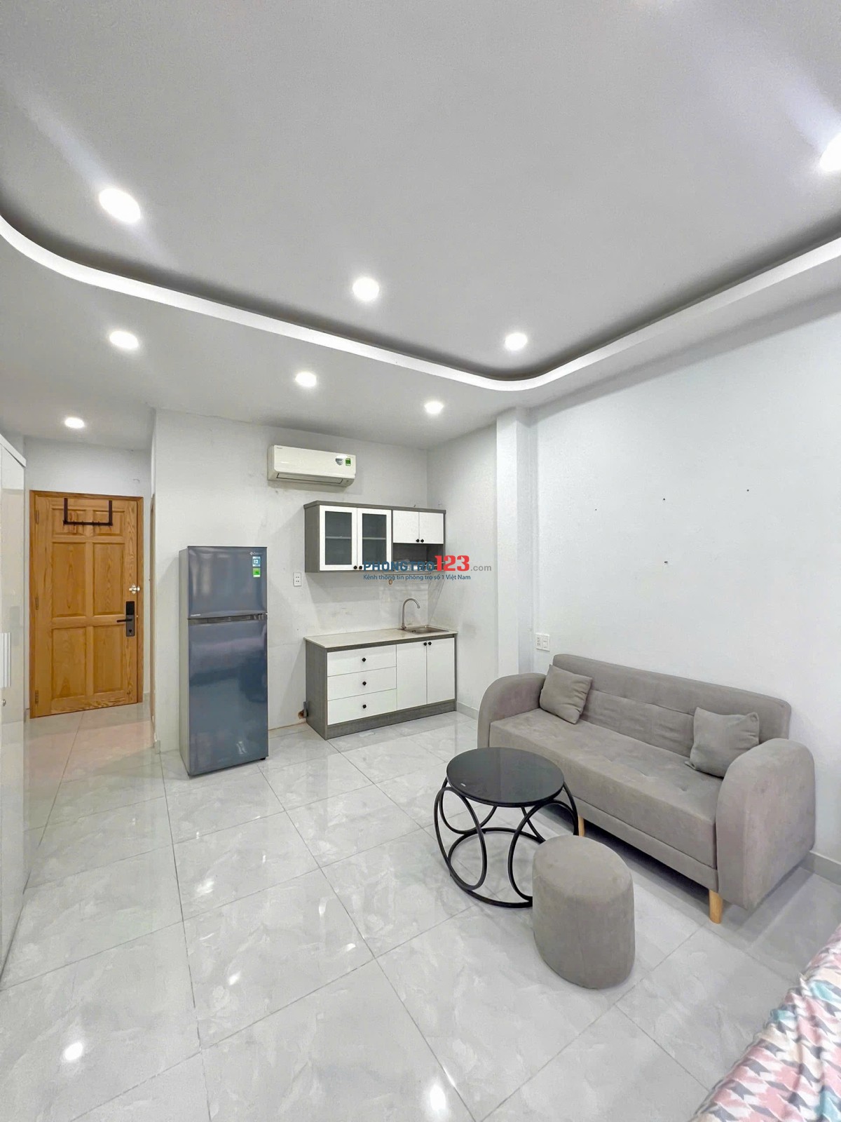 CĂN HỘ CHO THUÊ TẠI QUẬN 1 – FULL NỘI THẤT – BAN CÔNG RỘNG – GIÁ 5.5 TRIỆU