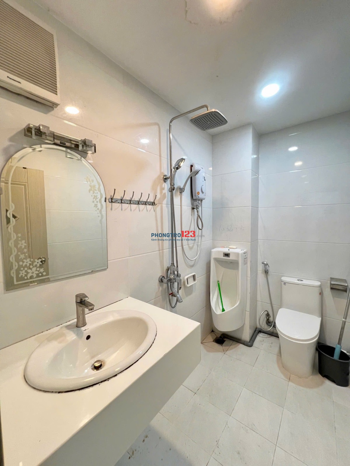 CĂN HỘ CHO THUÊ TẠI QUẬN 1 – FULL NỘI THẤT – BAN CÔNG RỘNG – GIÁ 5.5 TRIỆU