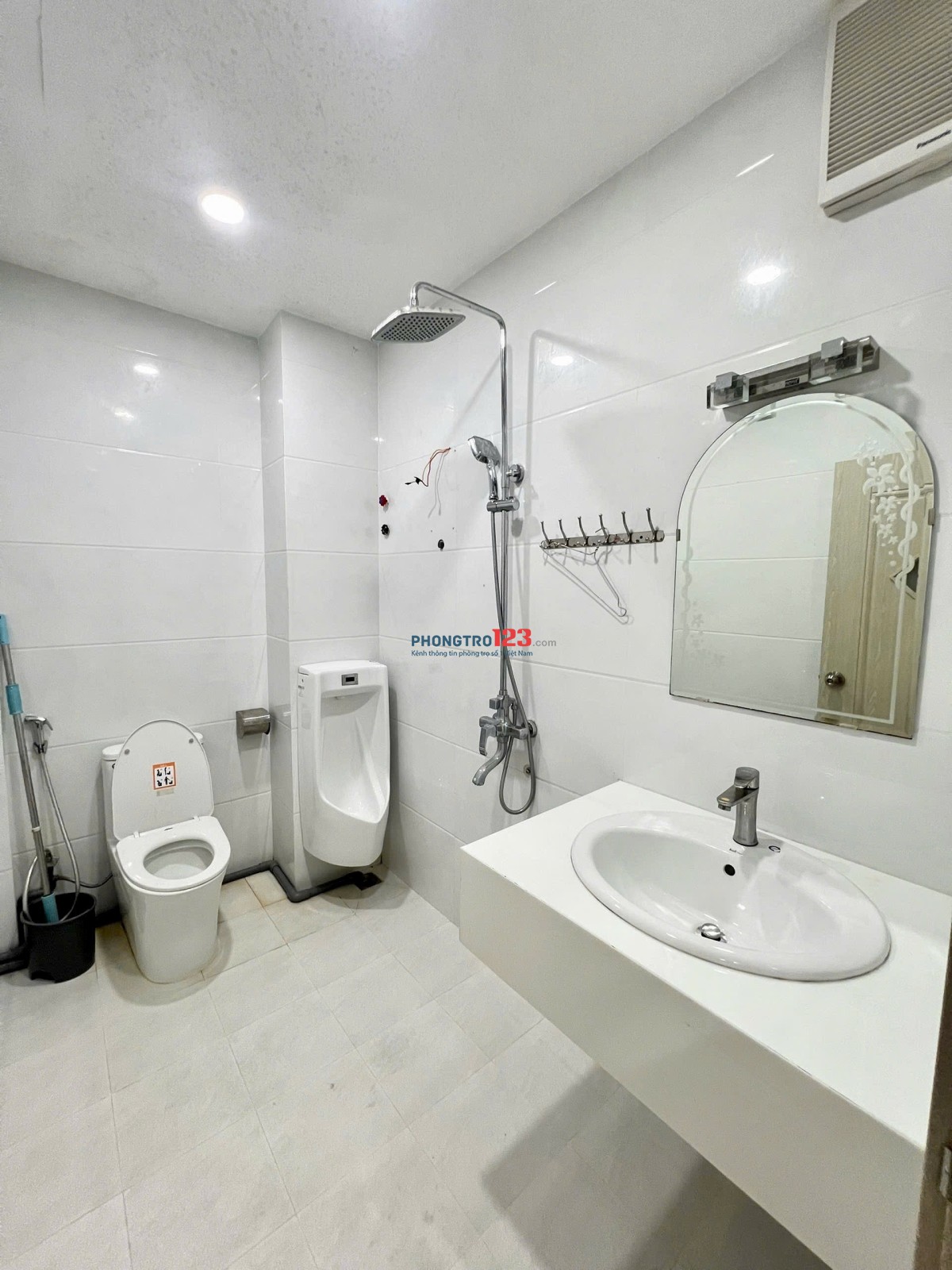 CĂN HỘ CHO THUÊ TẠI QUẬN 1 – FULL NỘI THẤT – BAN CÔNG RỘNG – GIÁ 5.5 TRIỆU