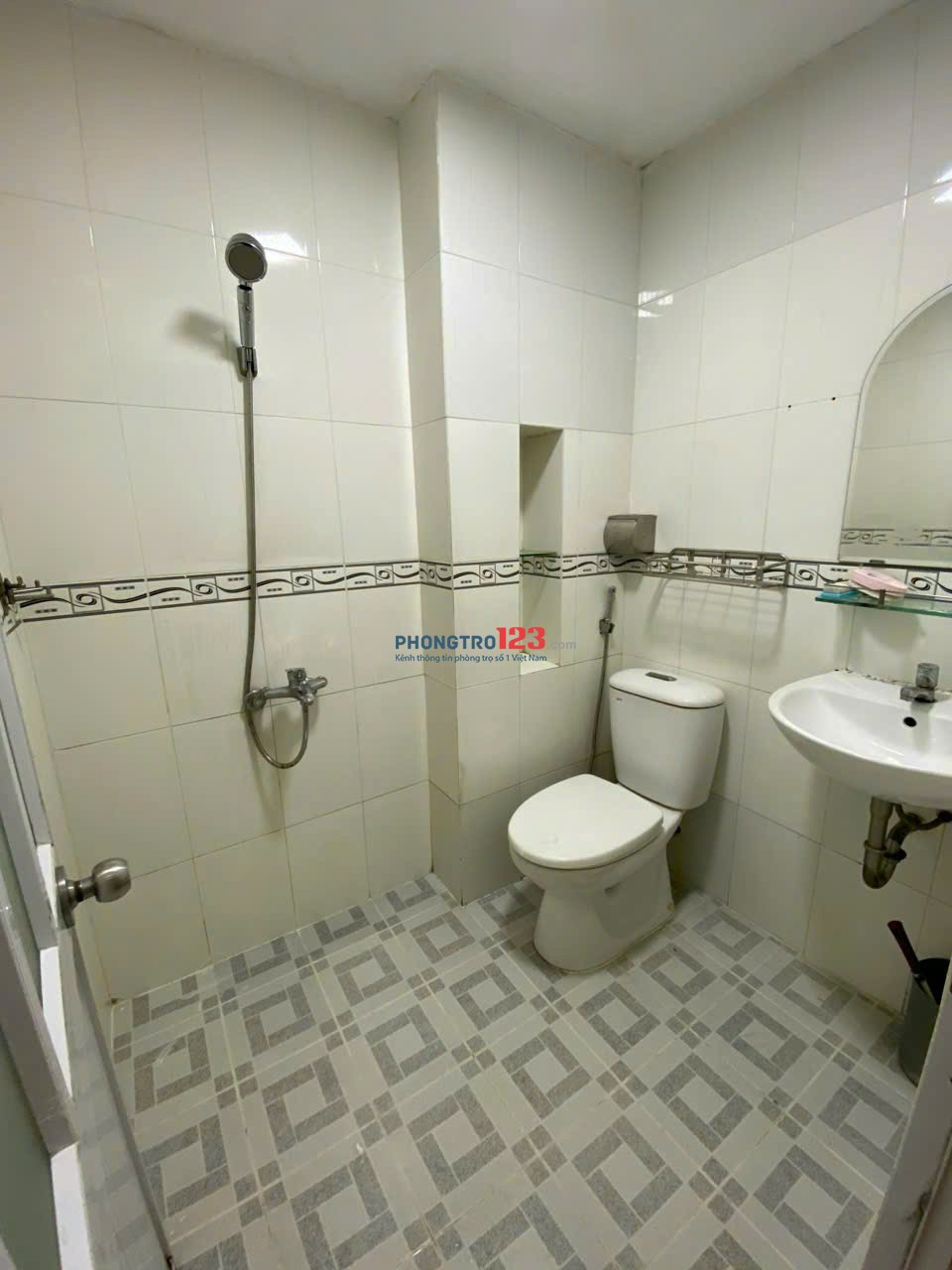 Cần tìm 1 nữ ở ghép trong phòng rộng 30m2 tại CMT8, quận 10