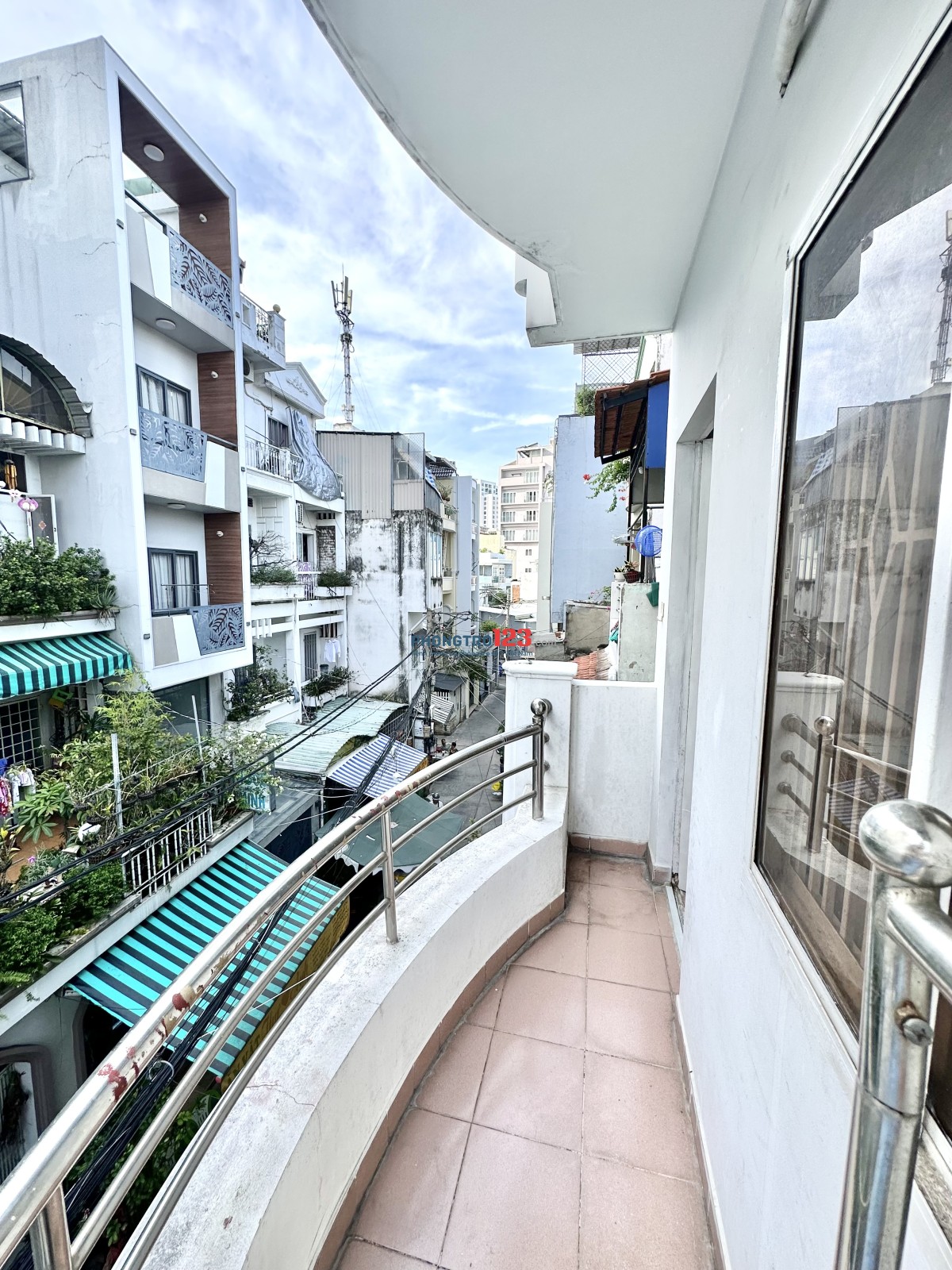 Phòng ban công riêng gần cầu Công Lý Quận 3