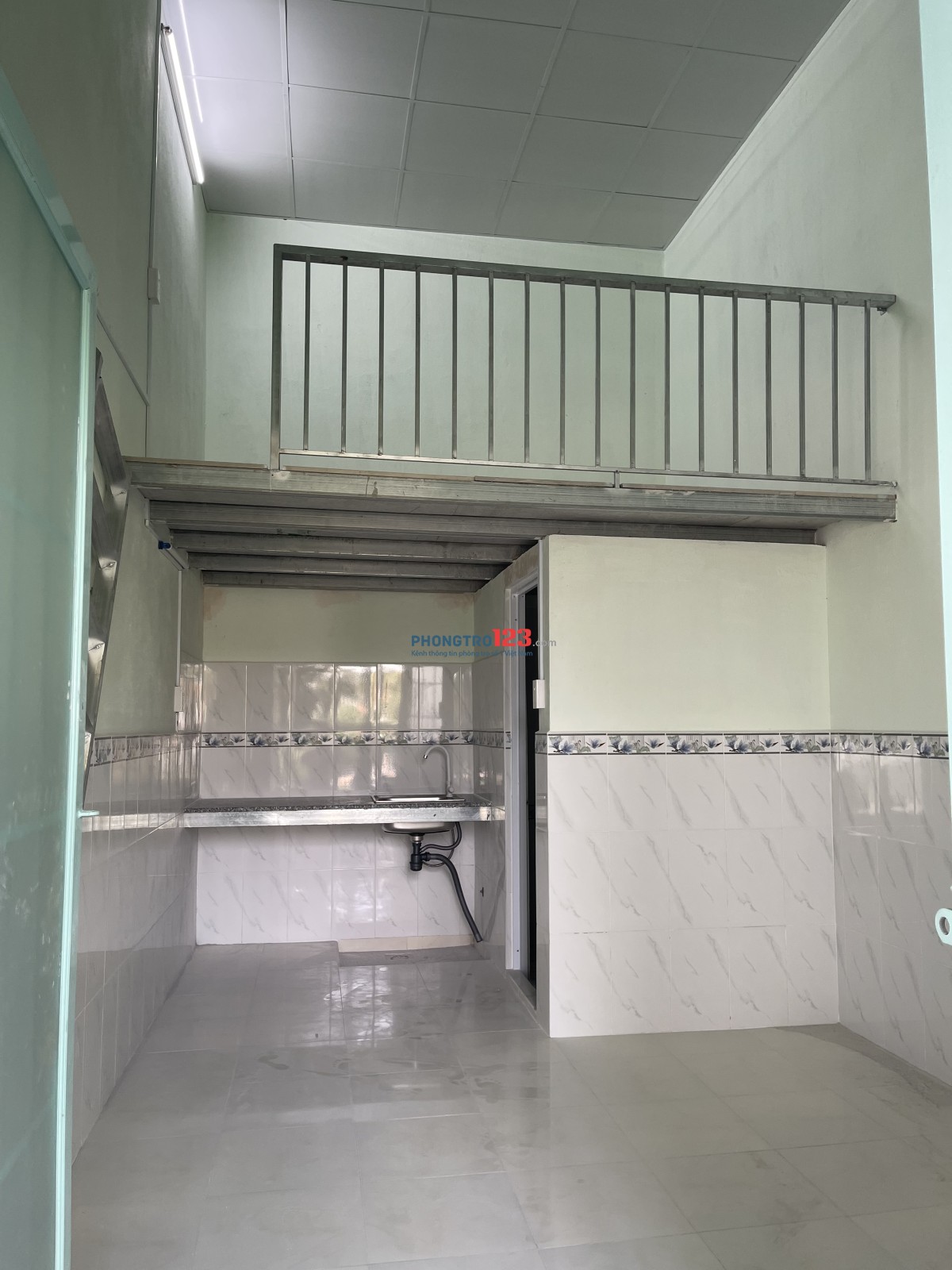 Cho thuê phòng 25m2 mới xây 100%, có gác lững tại 492 Ca Văn Thỉnh, p Ph