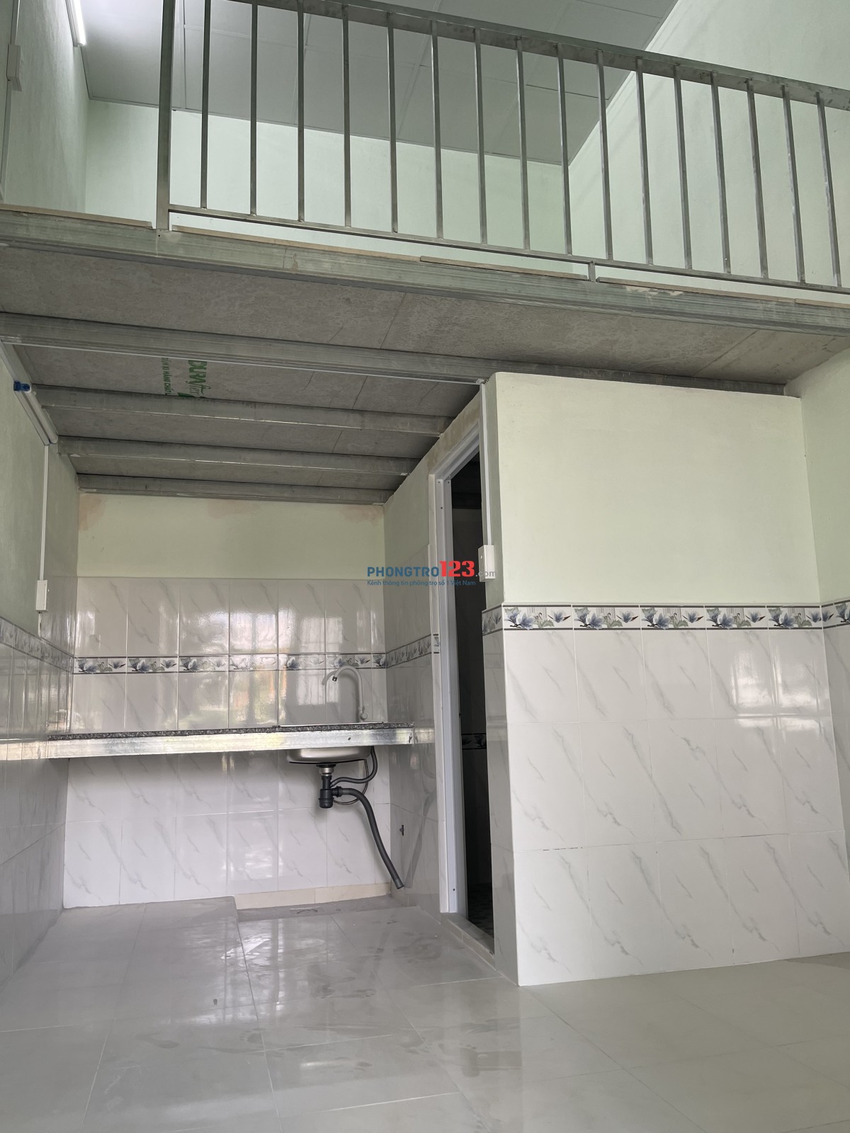 Cho thuê phòng 25m2 mới xây 100%, có gác lững tại 492 Ca Văn Thỉnh, p Ph