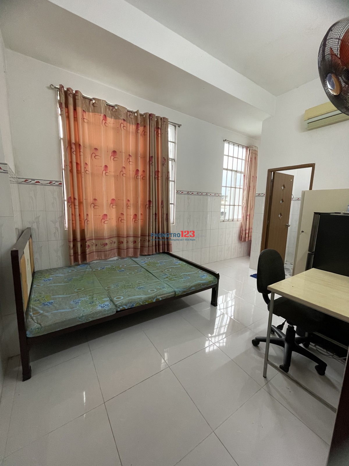 Phòng lớn, cửa số đón nắng sớm, đủ tiện nghi - Đoàn Văn Bơ, quận 4