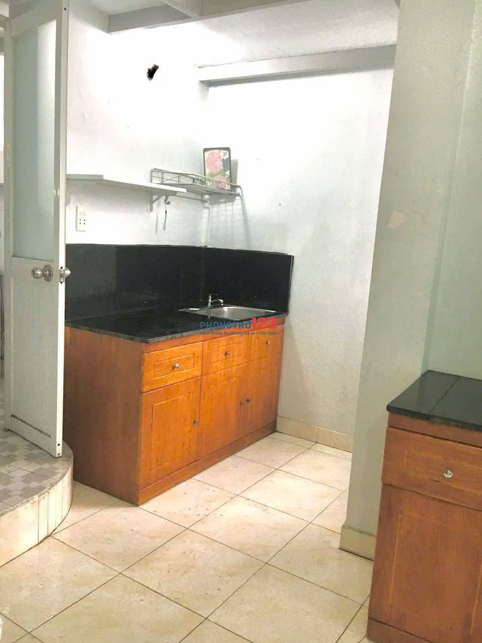 Phòng trọ rộng 45m2, thoáng mát, có 2 ban công, máy lạnh, tủ lạnh. Có thể ở được ngay