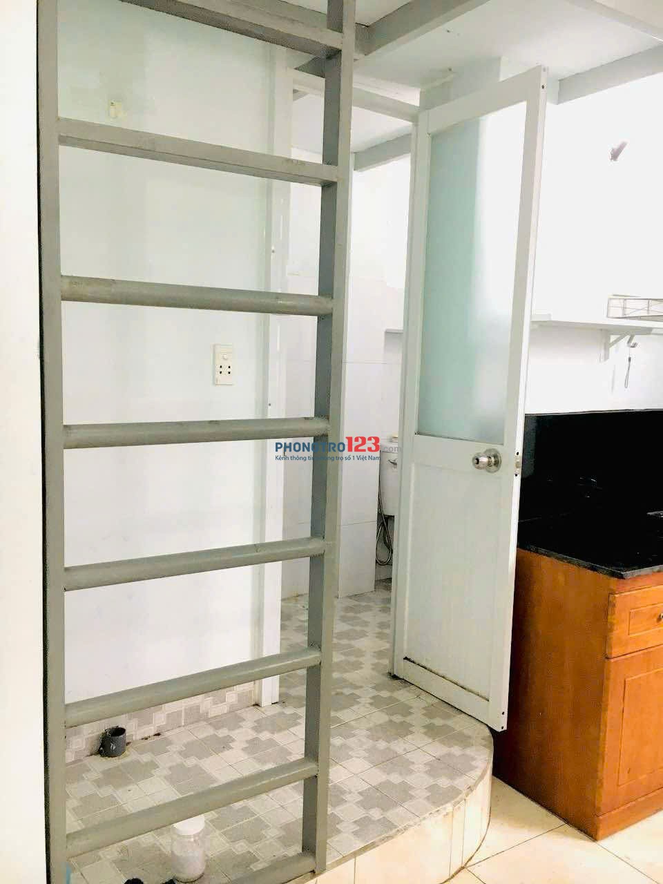 Phòng trọ rộng 45m2, thoáng mát, có 2 ban công, máy lạnh, tủ lạnh. Có thể ở được ngay