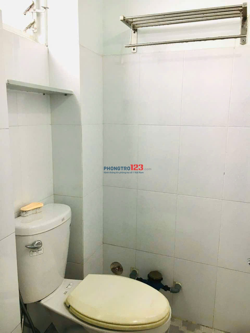 Phòng trọ rộng 45m2, thoáng mát, có 2 ban công, máy lạnh, tủ lạnh. Có thể ở được ngay
