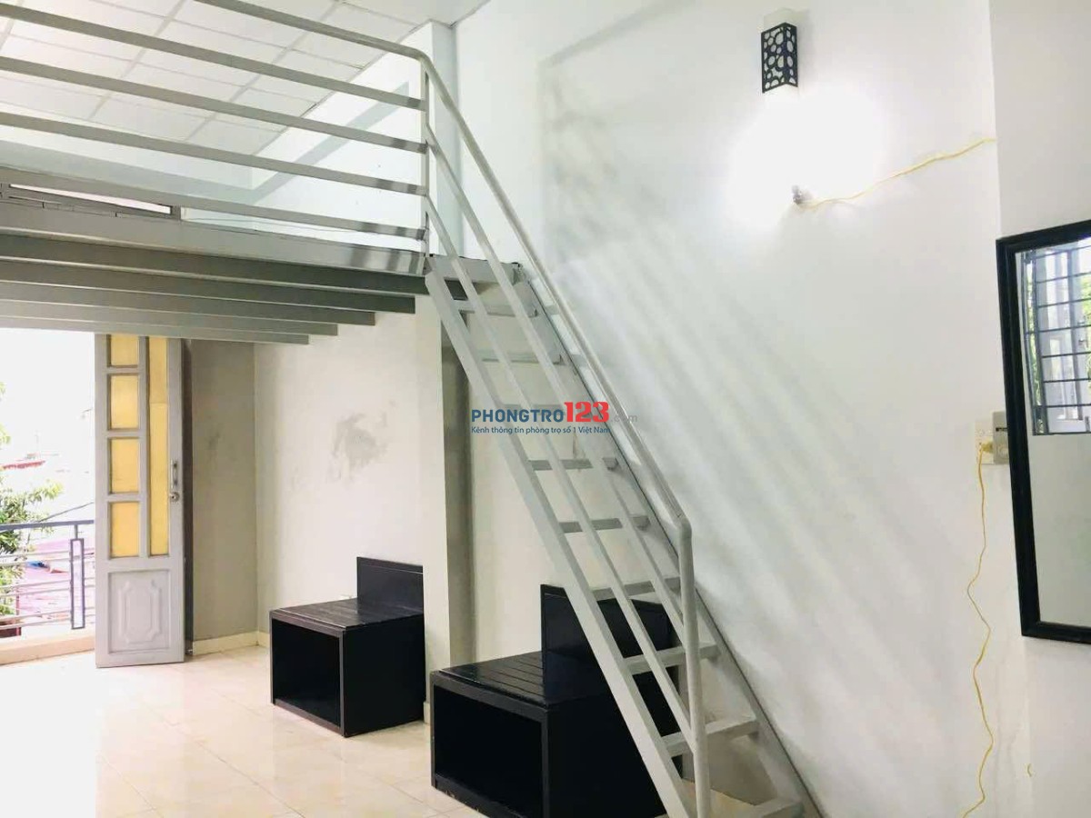 Phòng trọ rộng 45m2, thoáng mát, có 2 ban công, máy lạnh, tủ lạnh. Có thể ở được ngay