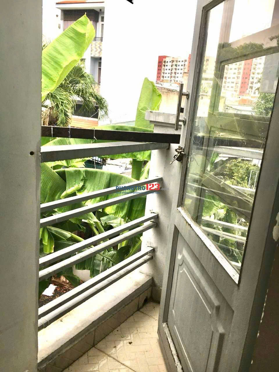 Phòng trọ rộng 45m2, thoáng mát, có 2 ban công, máy lạnh, tủ lạnh. Có thể ở được ngay