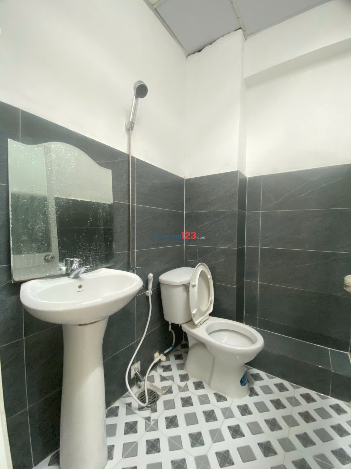 PHÒNG TRỌ CỬA SỔ LỚN ĐƯỜNG ĐIỆN BIÊN PHỦ, NGÃ TƯ HÀNG XANH, GẦN HUTECH, XVNT, QUẬN 1