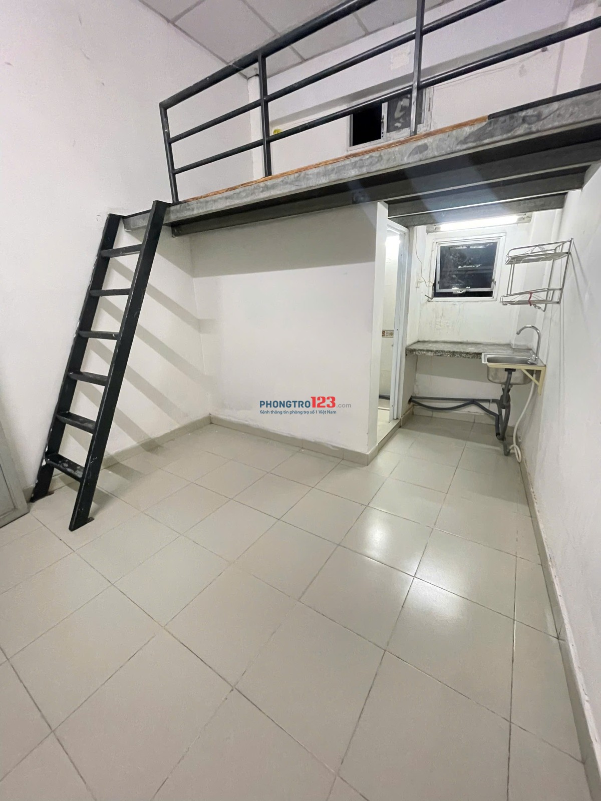 Phòng ban công, view hồ bơi, 3 cửa,có gác giá 3tr, giờ giấc tự do, an ninh. miễn phí gửi xe