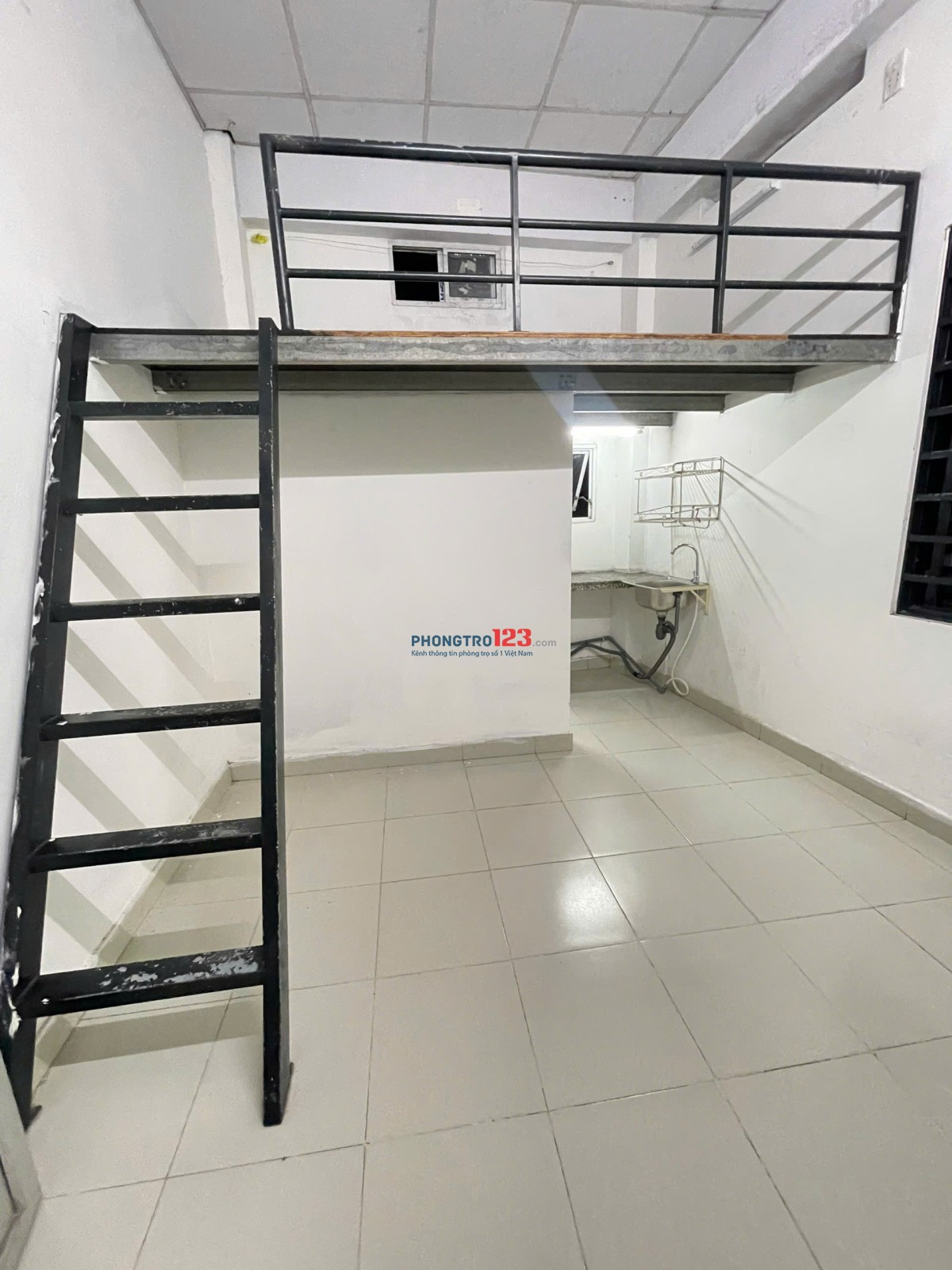 Phòng ban công, view hồ bơi, 3 cửa,có gác giá 3tr, giờ giấc tự do, an ninh. miễn phí gửi xe