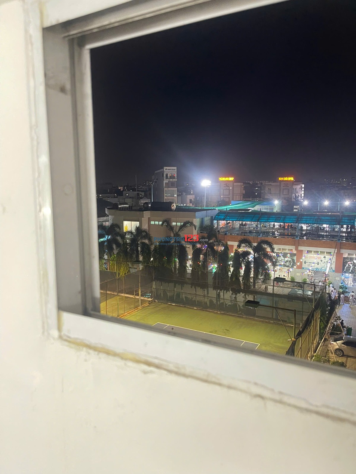 Phòng ban công, view hồ bơi, 3 cửa,có gác giá 3tr, giờ giấc tự do, an ninh. miễn phí gửi xe