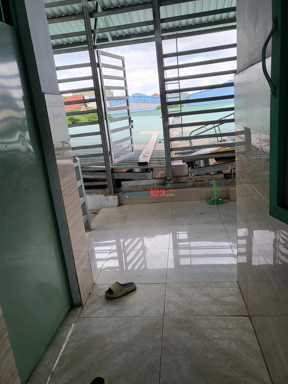 Phòng trọ mới , hiện cho thuê từ ( giá rẻ chỉ bằng phòng cũ nhiều năm): 2.5tr ( có máy lạnh 2,7tr)