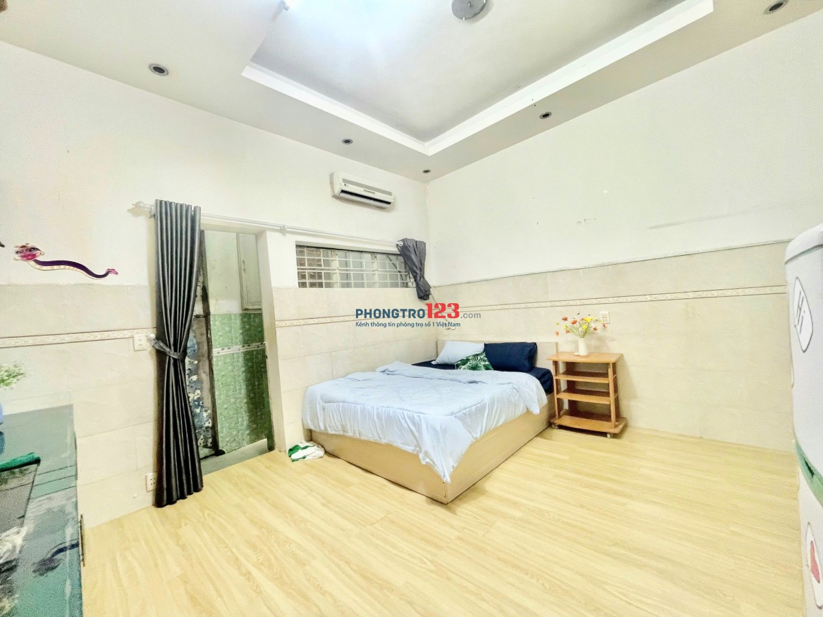 Phòng 35m2 Có Ban Công Sau _ Nguyễn Xí Gần VinCom _ Gần Chợ Nguyễn Xí Và ĐH Hutech
