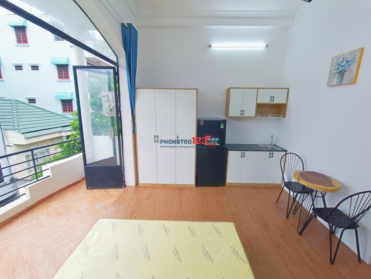 Cho thuê phòng ban công 30m2 Hoàng Dư Khương quận 10 kế bên đại học ngoại ngữ tin học Huflit