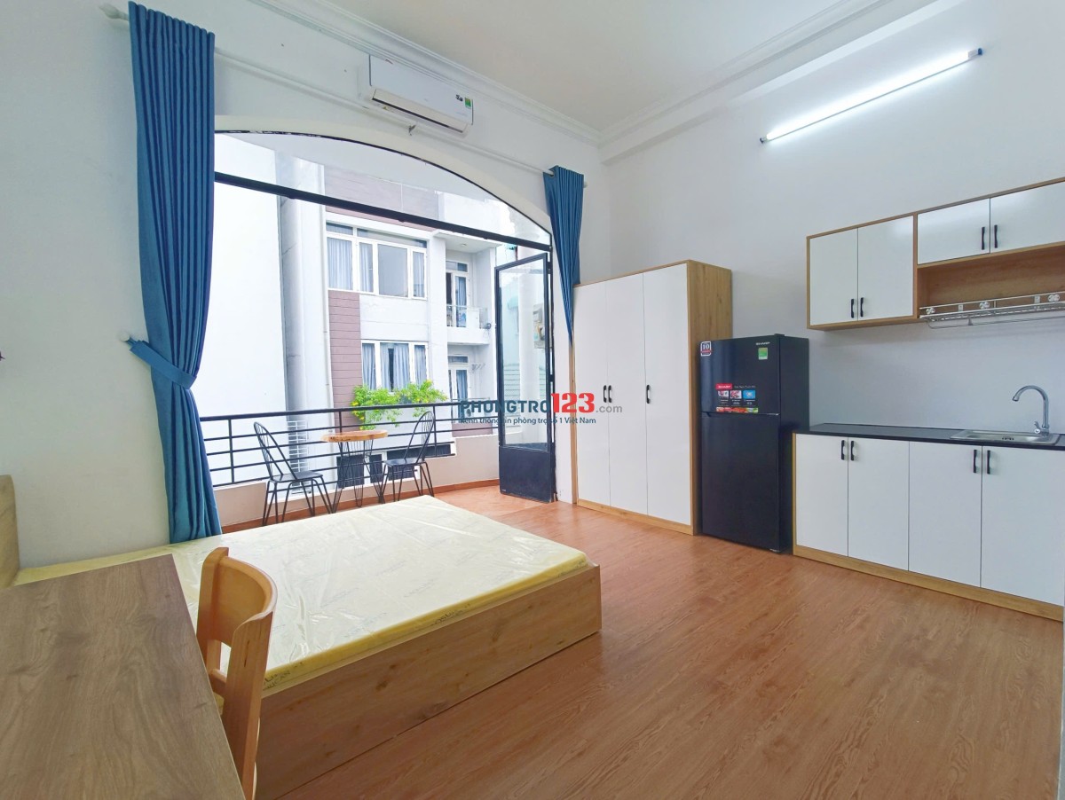 Cho thuê phòng ban công 30m2 Hoàng Dư Khương quận 10 kế bên đại học ngoại ngữ tin học Huflit