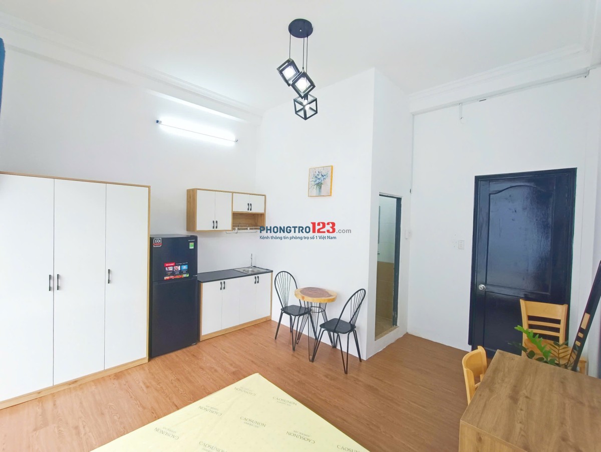 Cho thuê phòng ban công 30m2 Hoàng Dư Khương quận 10 kế bên đại học ngoại ngữ tin học Huflit