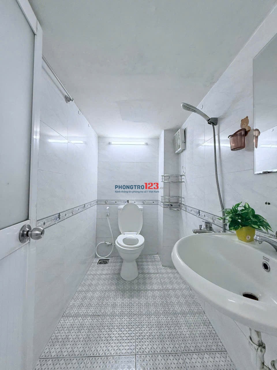 CHO THUÊ PHÒNG TRỌ CÓ GÁC , CỬA SỔ TRỜI THOÁNG MÁT TRÊN ĐƯỜNG CỘNG HOÀ GẦN E TOWN CỘNG HOÀ.