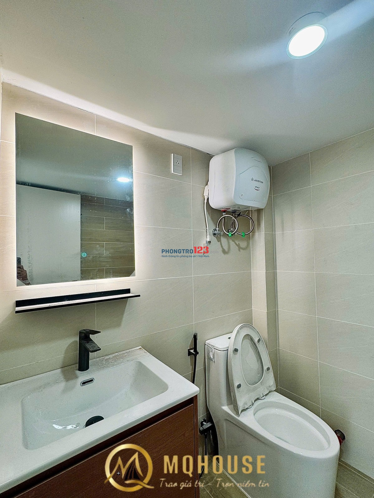 Phòng trọ cho thuê Hai Bà Trưng Q1 30m2 - gần ĐH Kinh Tế đầy đủ nội thất , cửa sổ lớn đón nắng