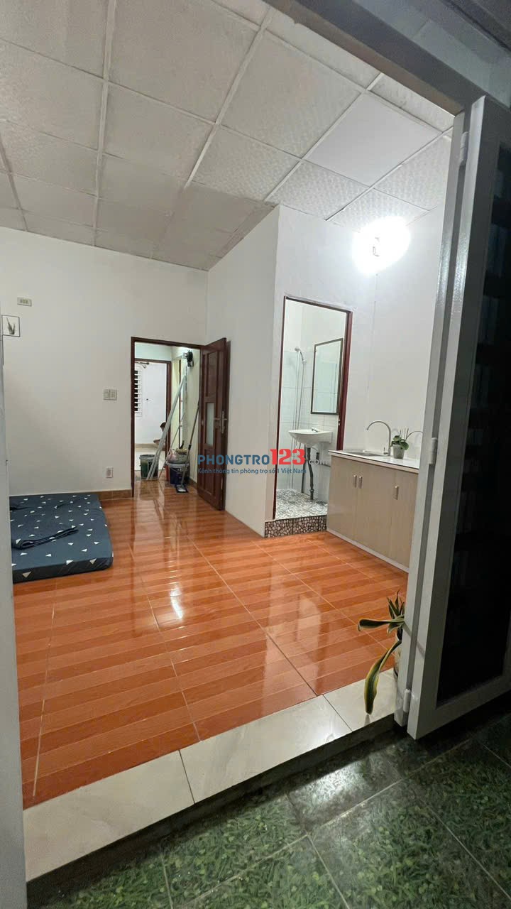 Chính Chủ Cho Thuê Phòng Ban Công Lớn Đầy Đủ Nội Thất