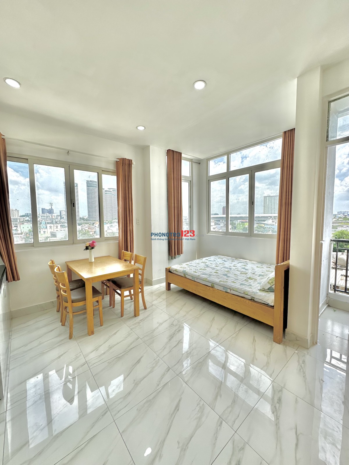Phòng ban công thoáng Nguyễn Hữu Cảnh gần Vinhomes