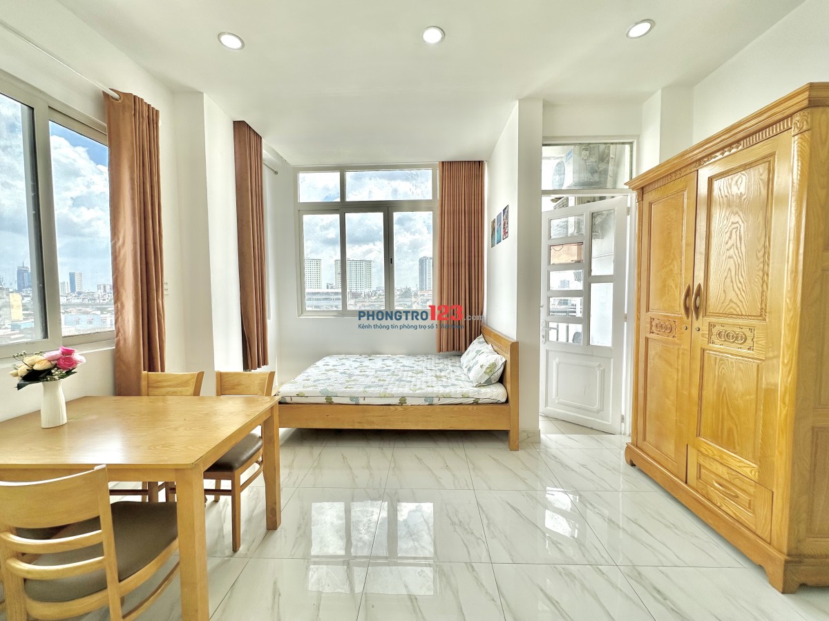 Phòng ban công thoáng Nguyễn Hữu Cảnh gần Vinhomes