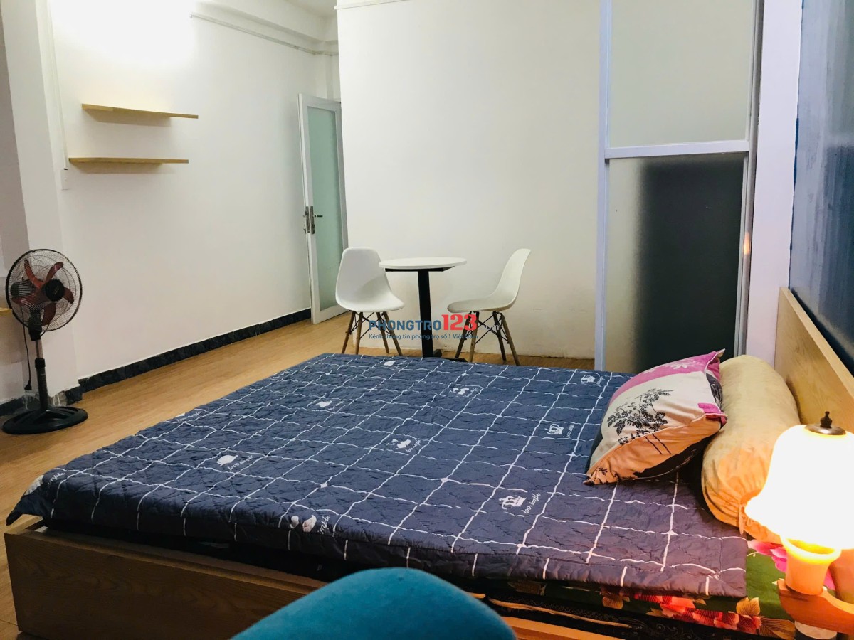 Trống phòng 35m2 full nội thất, Bancol thoáng Mê Linh, quận Bình Thạnh, gần Quận 1, Hàng xanh