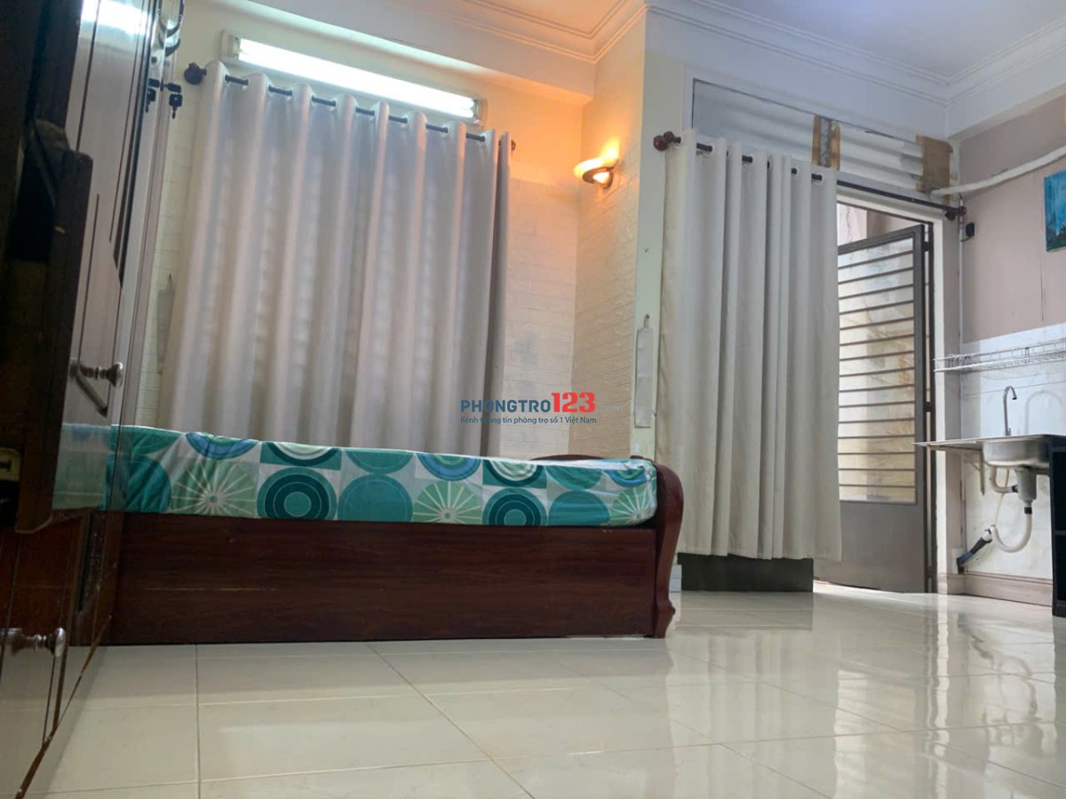 Phòng 40m2, 410 Lê Quang Định, có ban công thoáng mát, ngay đường lớn thuận tiện di chuyển