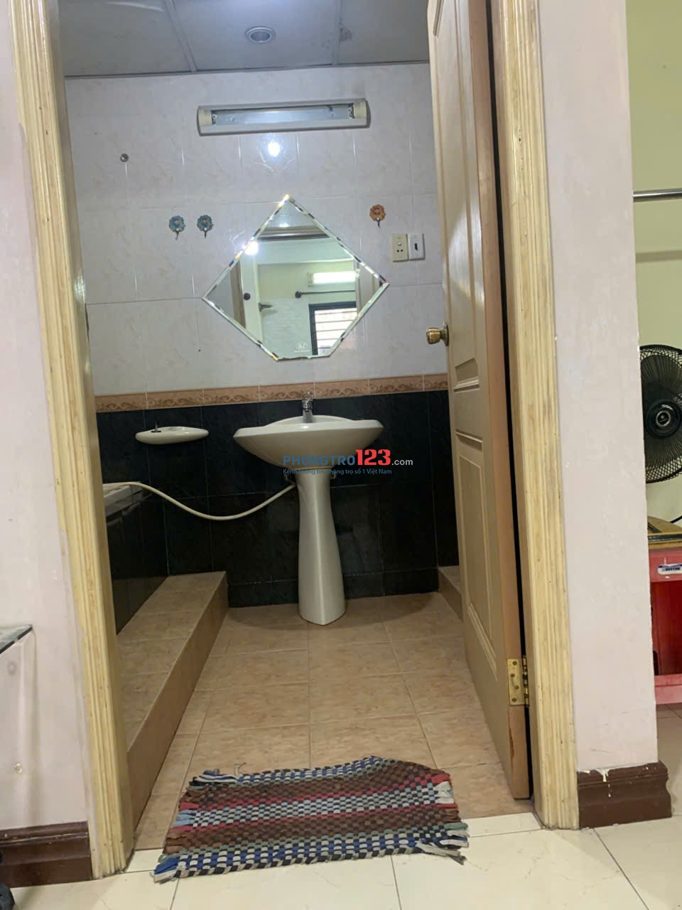 Phòng 40m2, 410 Lê Quang Định, có ban công thoáng mát, ngay đường lớn thuận tiện di chuyển