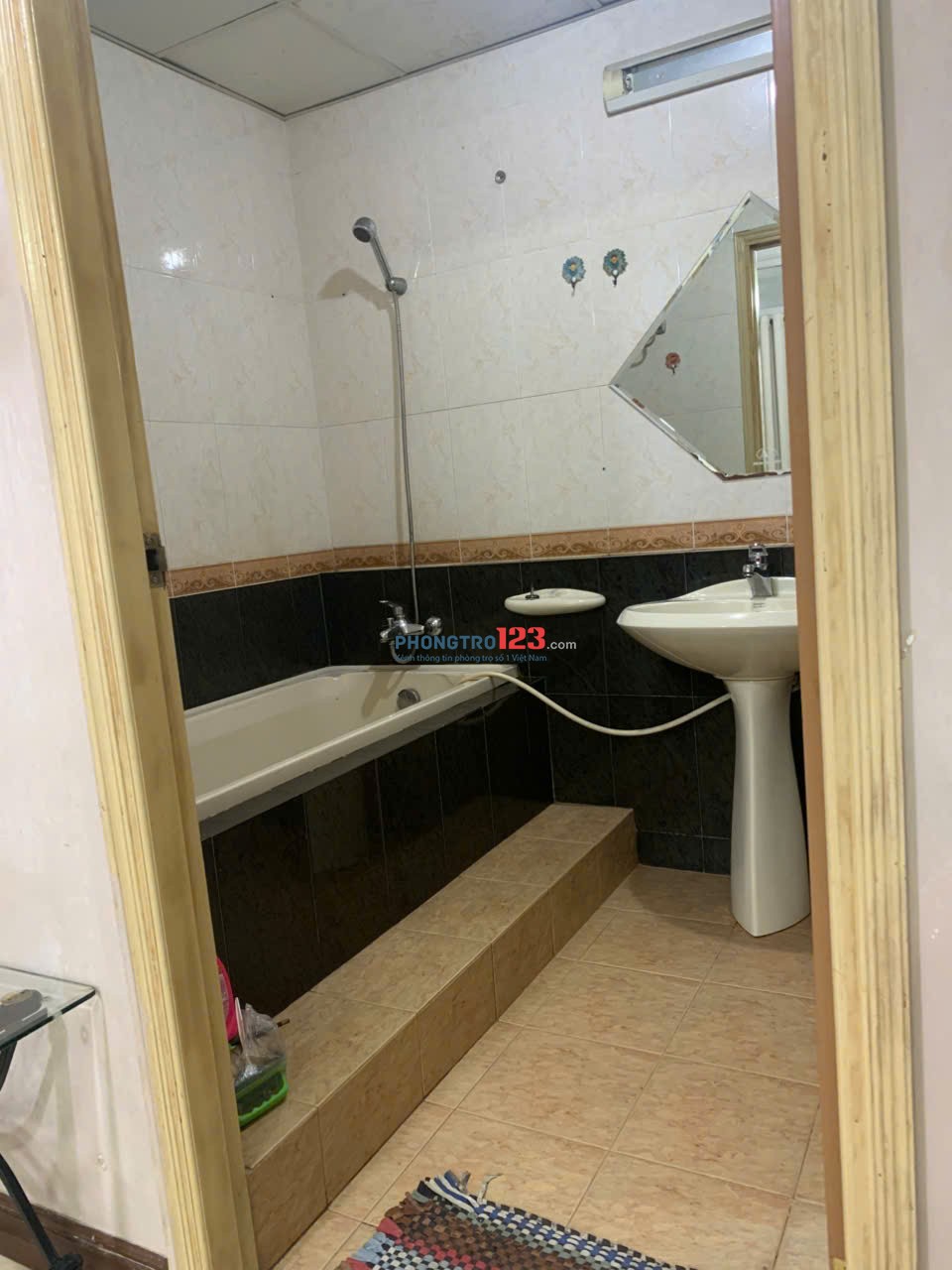 Phòng 40m2, 410 Lê Quang Định, có ban công thoáng mát, ngay đường lớn thuận tiện di chuyển