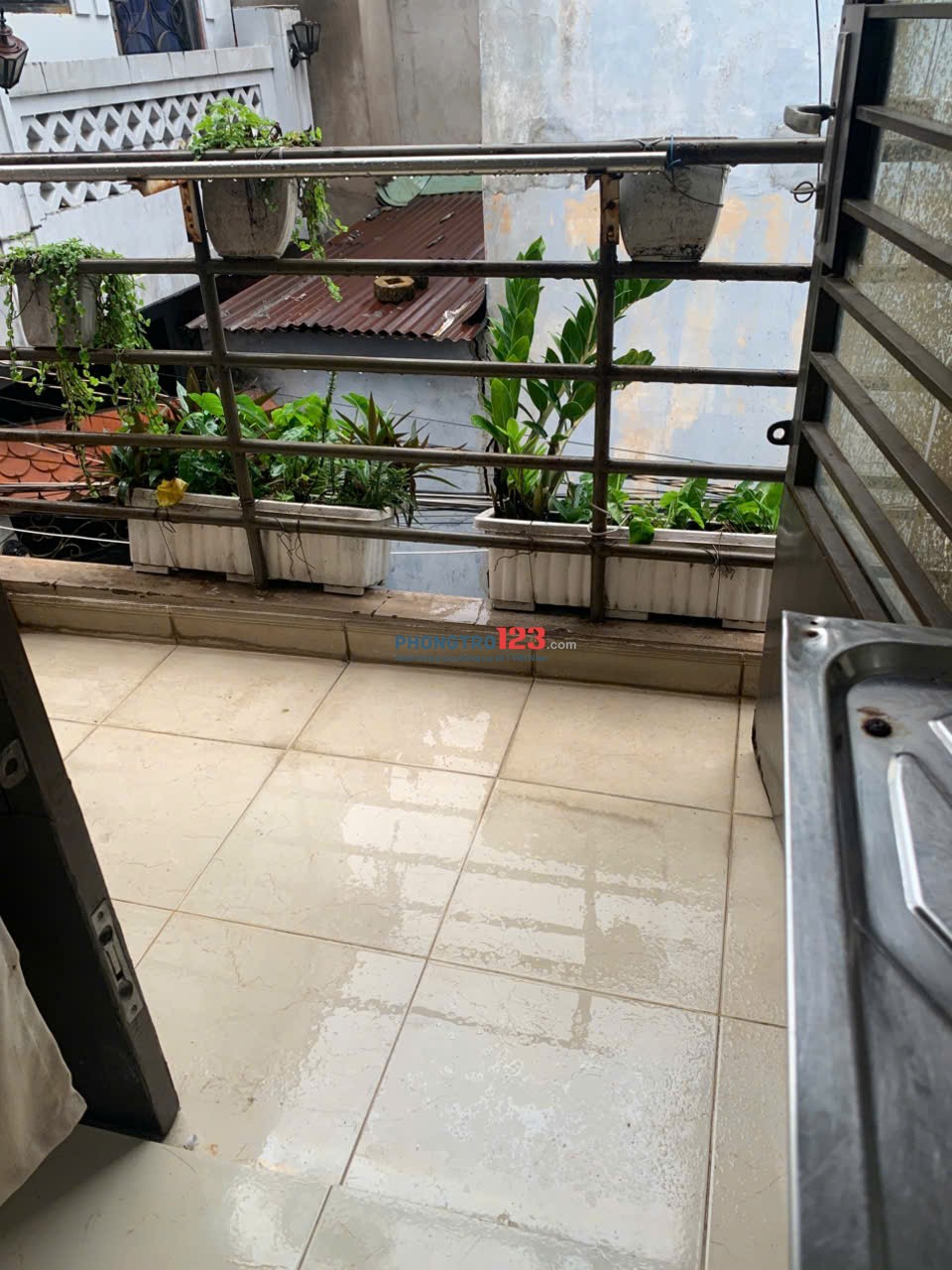 Phòng 40m2, 410 Lê Quang Định, có ban công thoáng mát, ngay đường lớn thuận tiện di chuyển