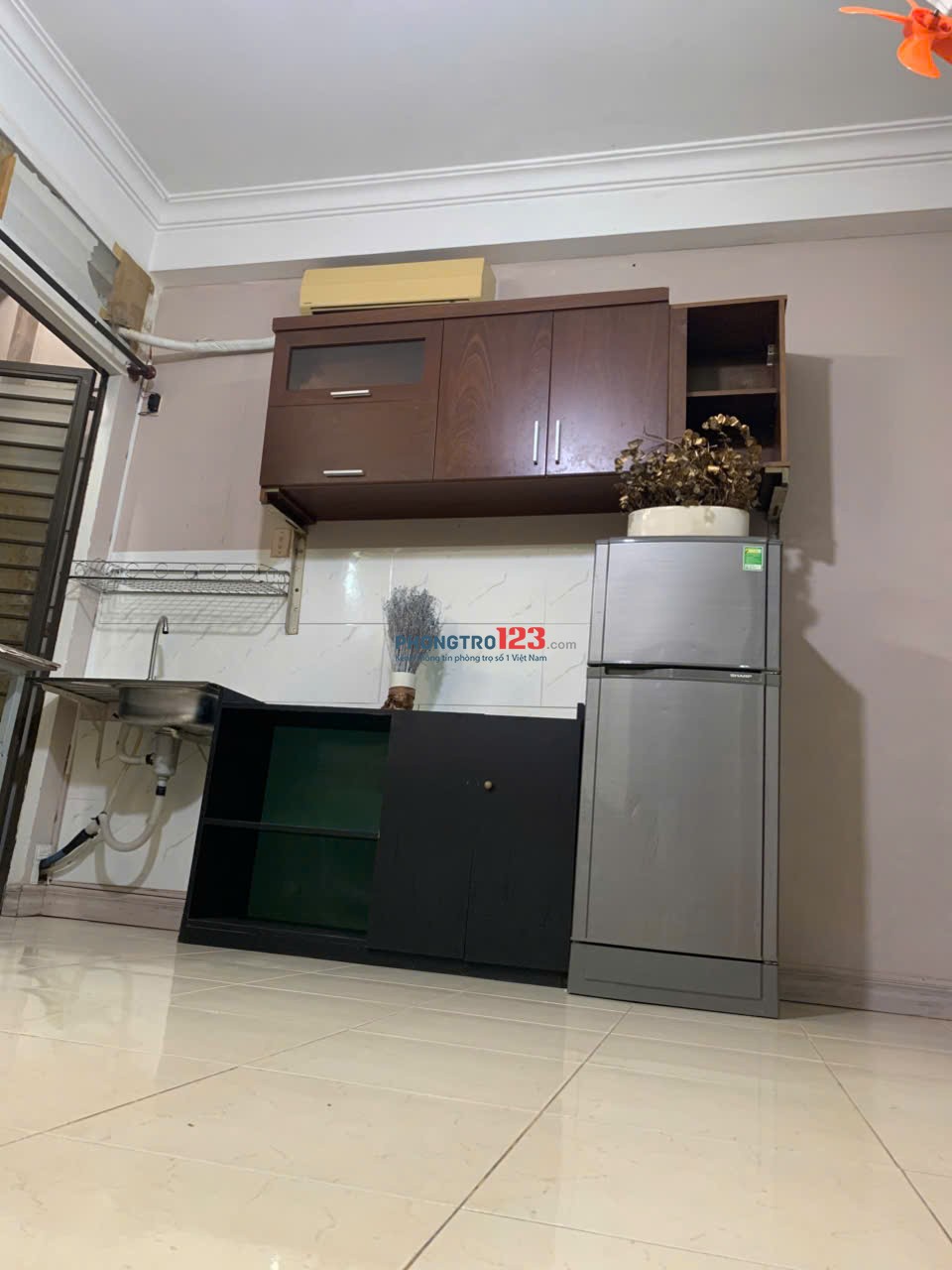 Phòng 40m2, 410 Lê Quang Định, có ban công thoáng mát, ngay đường lớn thuận tiện di chuyển