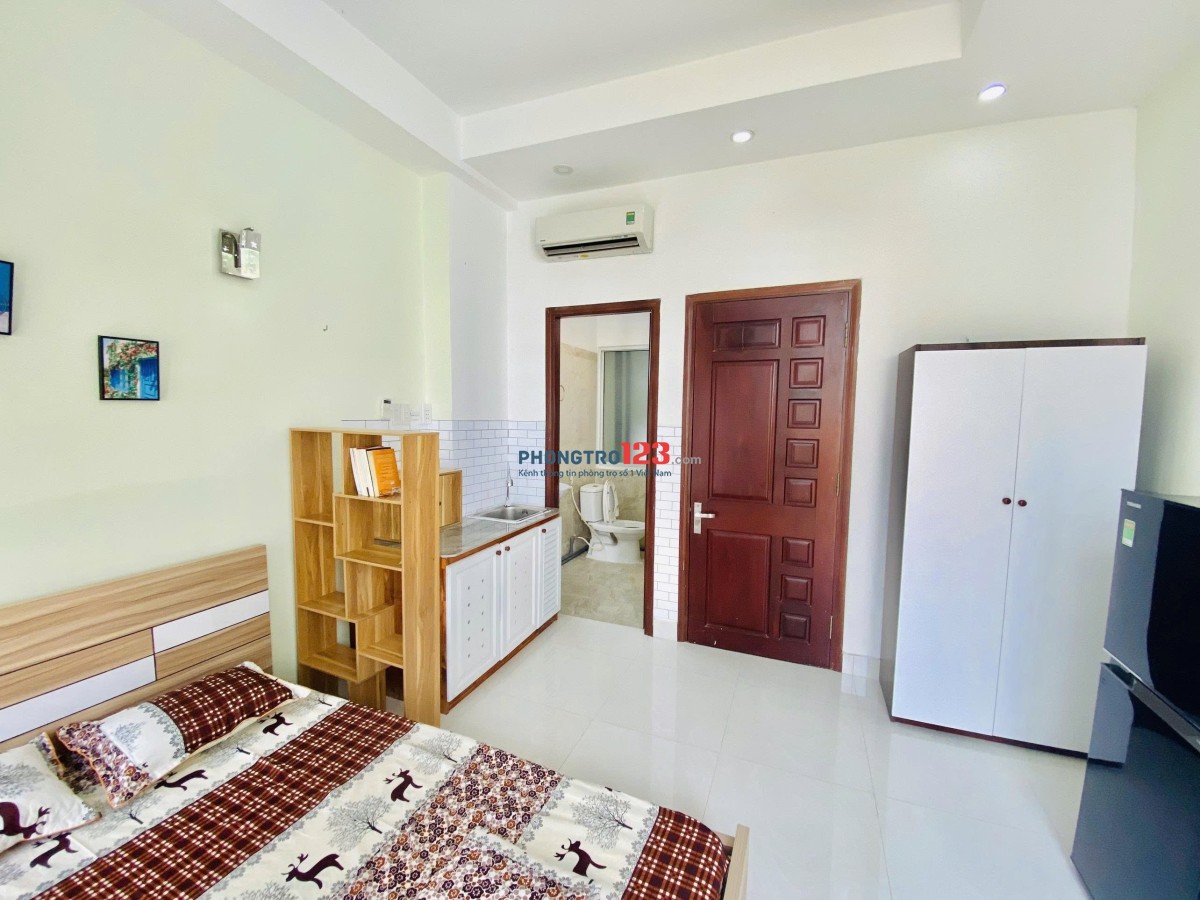 Cho thuê phòng ban công, cửa sổ, full nội thất. Bình Thạnh gần ngã tư hàng xanh, hutech, hồng bàng
