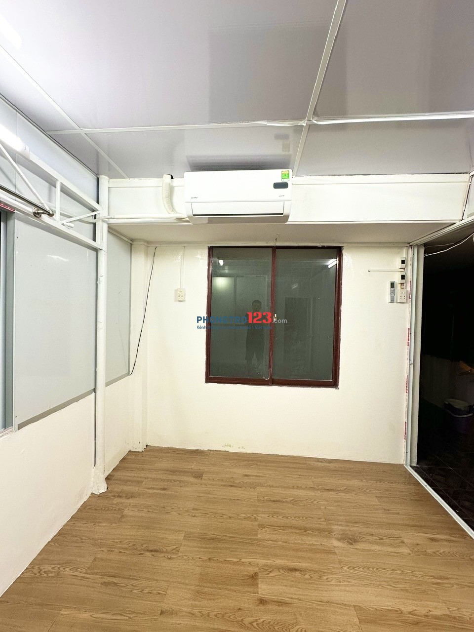 Phòng trọ mới xây, có ban công, sát quận 1