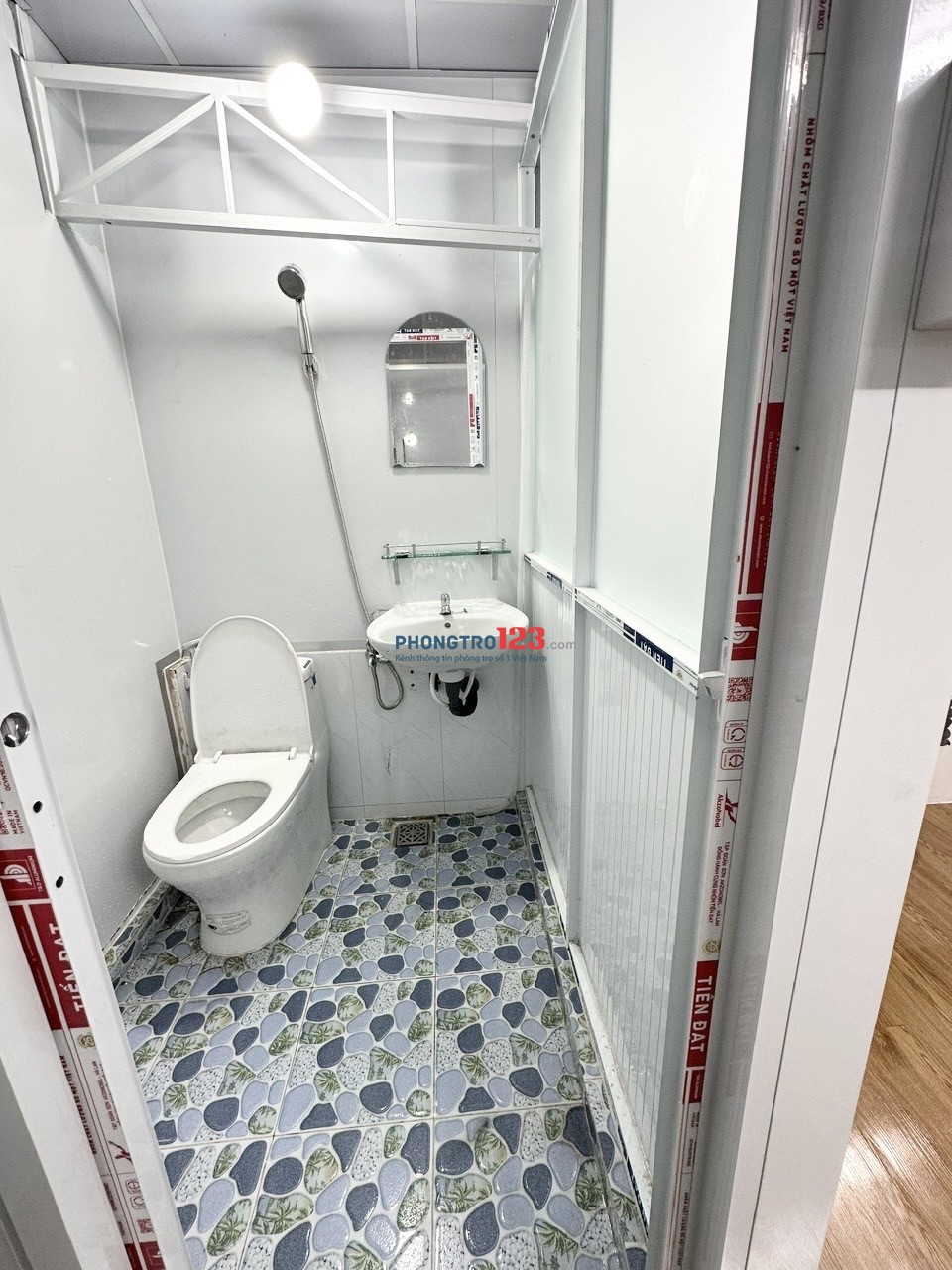 Phòng trọ mới xây, có ban công, sát quận 1