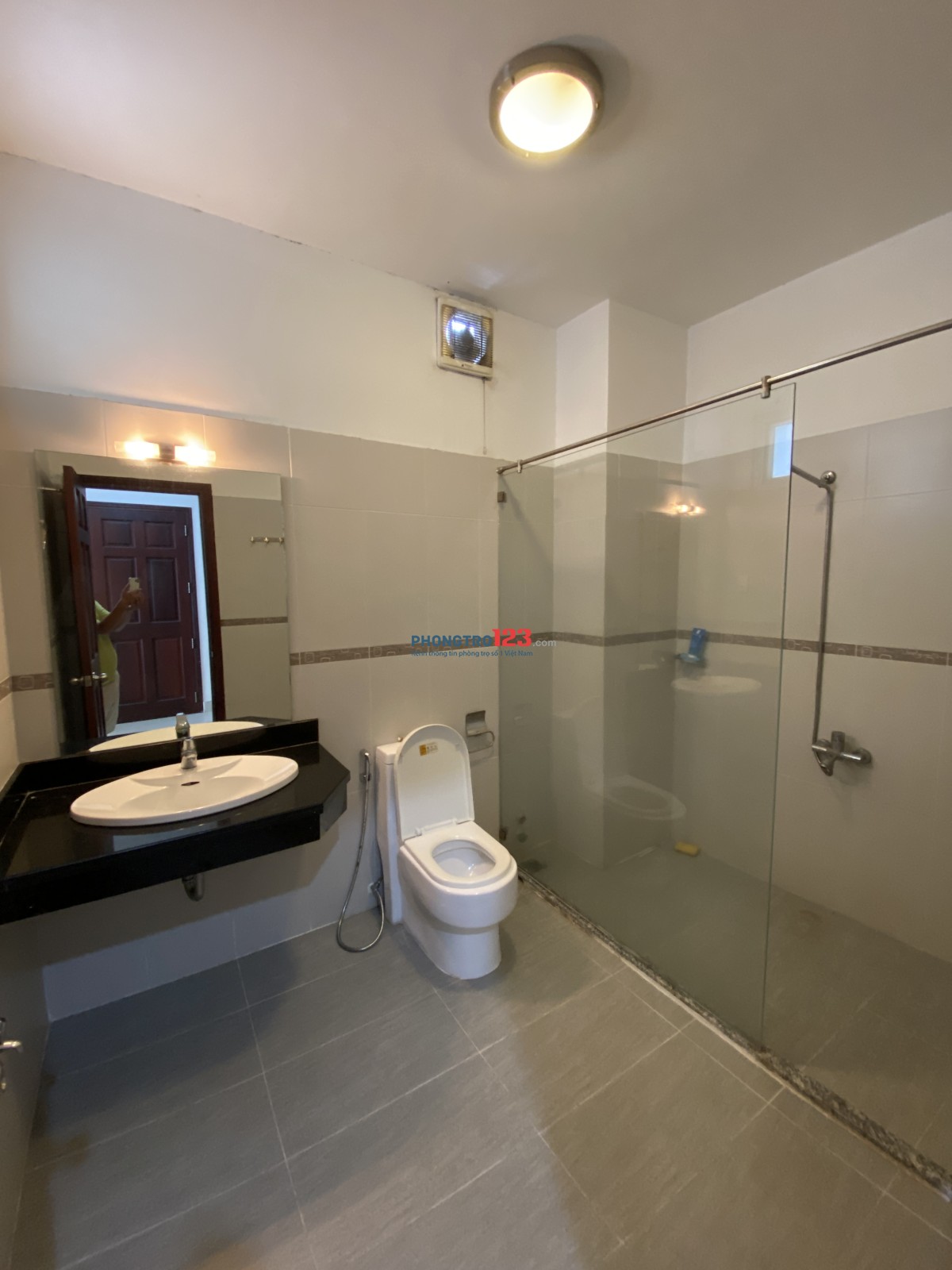 Phòng cao cấp, đầy đủ tiện nghi. Gần Đài truyền hình và trường Khoa Học Xã Hội & Nhân Văn 100 mét...
