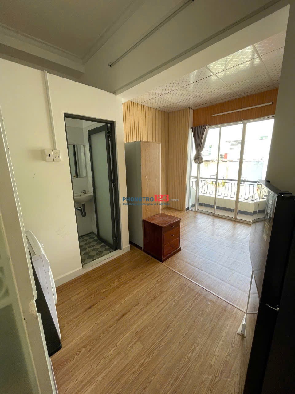 Cho thuê phòng ban công máy giặt riêng quận 10