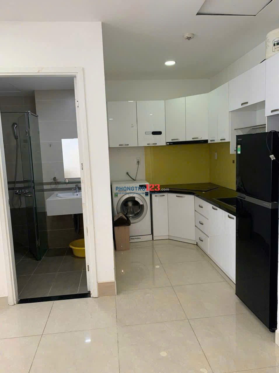 Chung cư The Era, Lạc Long Quân, TB: 2p ngủ, 2wc, ban công, 10tr/th