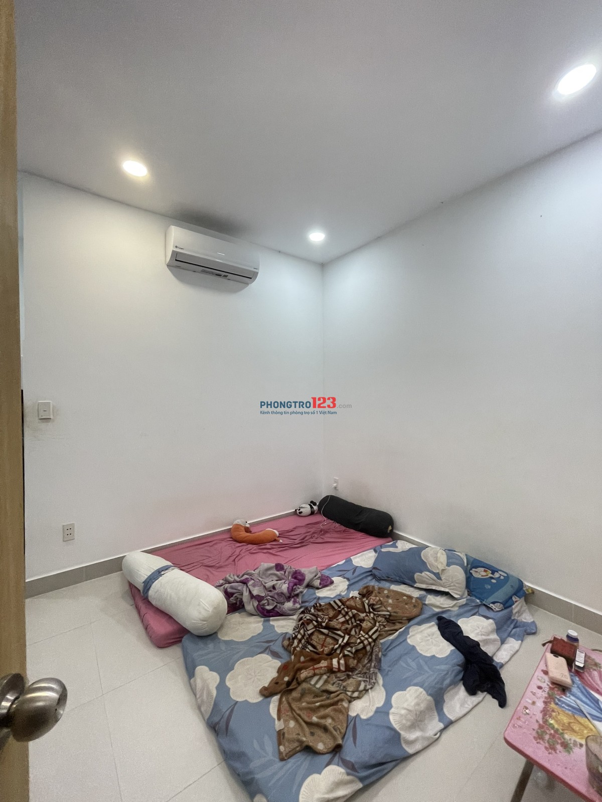Cho thuê phòng trọ ở hẻm 1034 CMT8 (gần Hoàng Sa), 18m2, giá 4.5 triệu