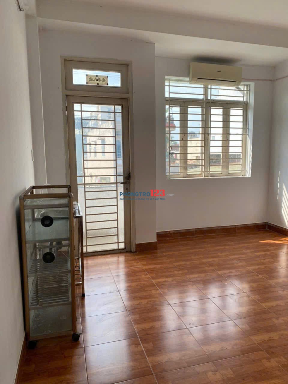 Chung cư 590 CMT8, P11, Quận3: 55m2, 1p ngủ, 6tr5/tháng, ban công