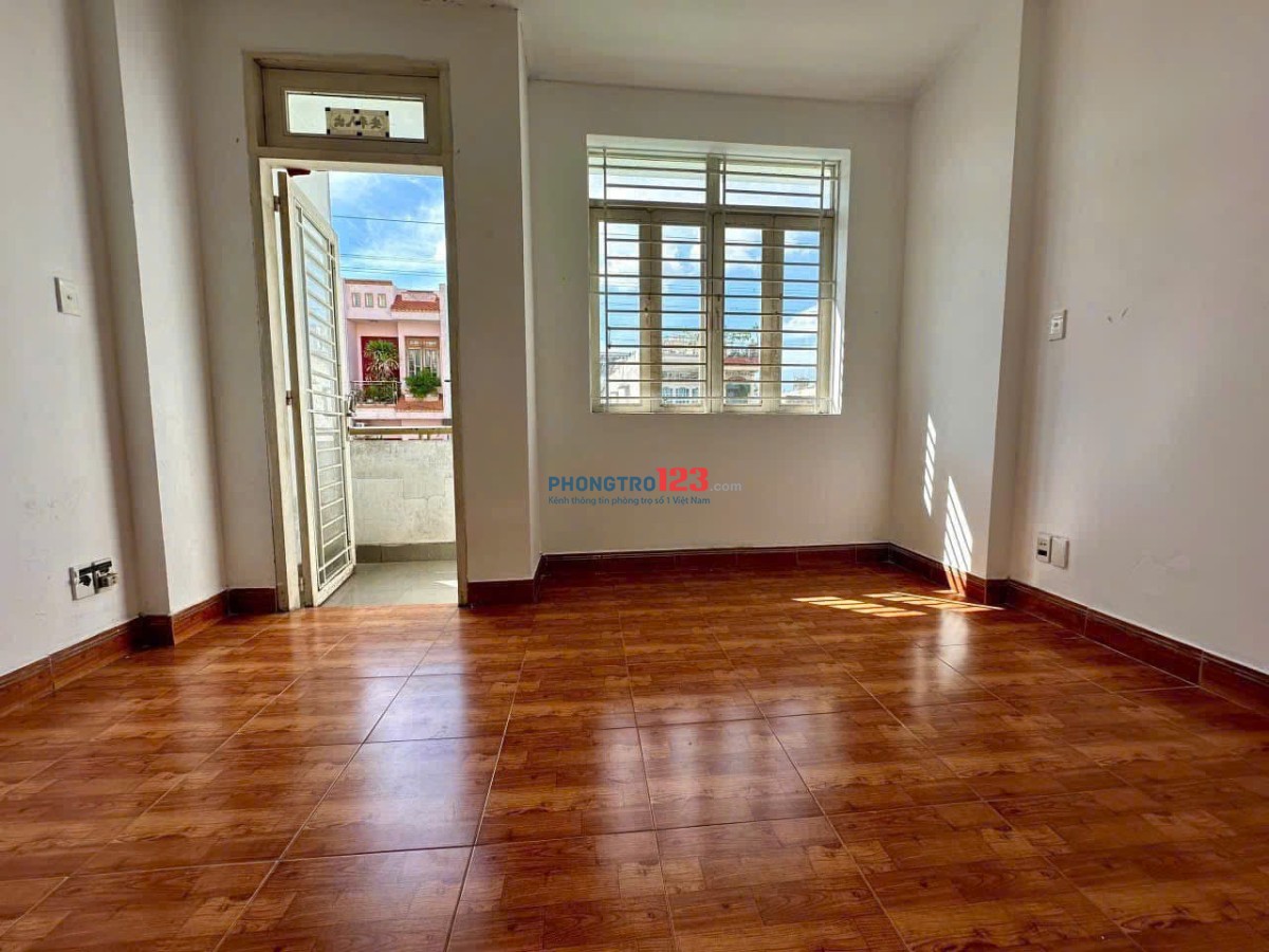 Chung cư 590 CMT8, P11, Quận3: 55m2, 1p ngủ, 6tr5/tháng, ban công